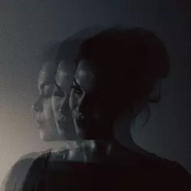 Artystyczne, rozmyte ujęcie profilu twarzy kobiety.